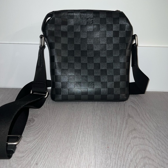 Louis Vuitton Crossbody - Picture 4 of 9